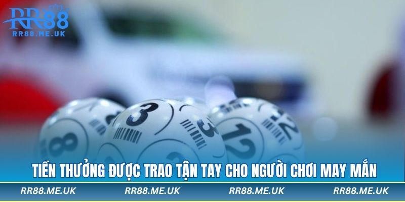 Tiền thưởng được trao tận tay cho người chơi may mắn